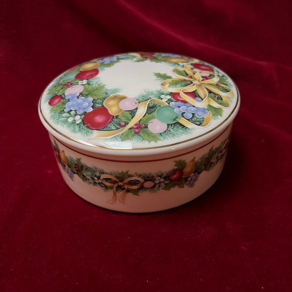 Mikasa Covered Trinket Box.”Christmas Bouquet” Christmas Garland. - Picture 3 of 10